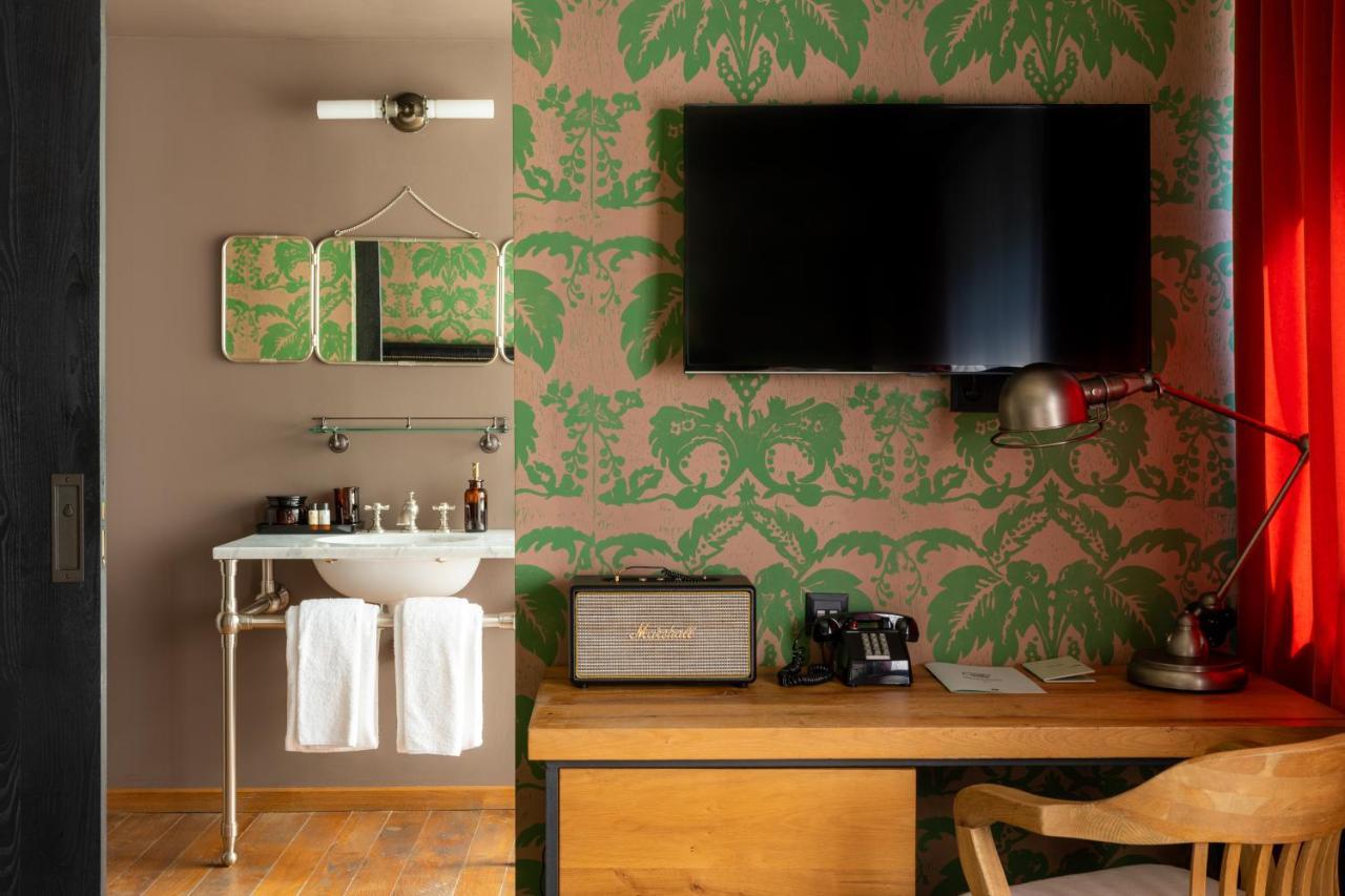 Rooms Hotel Tbilisi Exterior photo A room at the Standard East Village